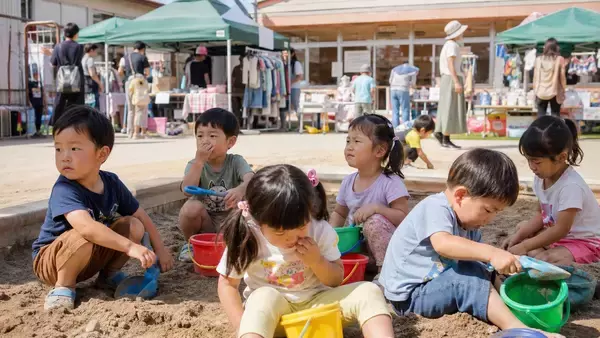 「「お前らの敷地じゃねえだろ」幼稚園の隣で路上喫煙する“コワモテの3人組”を追い払った先生の一言 ／全国初の路上喫煙禁止条例、実は“火傷防止”が大きな目的だった」の画像