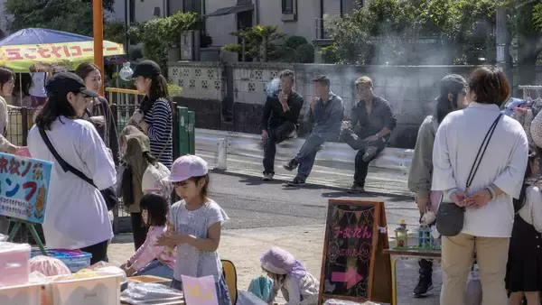 「「お前らの敷地じゃねえだろ」幼稚園の隣で路上喫煙する“コワモテの3人組”を追い払った先生の一言 ／全国初の路上喫煙禁止条例、実は“火傷防止”が大きな目的だった」の画像