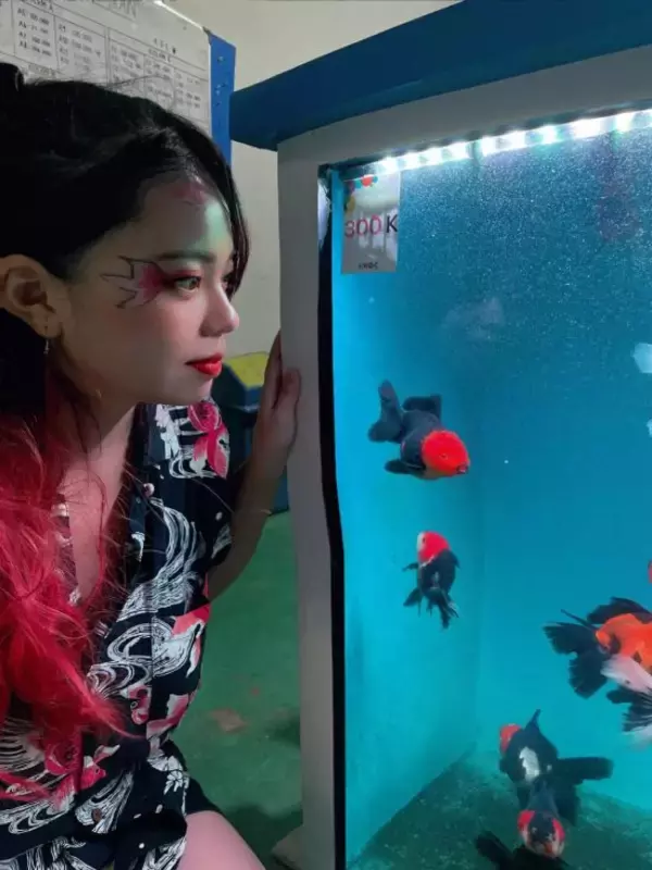 高齢化で廃業する業者も…「金魚を愛する女性」が“金魚離れ”を解消するために始めた挑戦「派手な服装はキャラ作りではない」