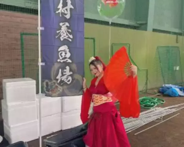 「高齢化で廃業する業者も…「金魚を愛する女性」が“金魚離れ”を解消するために始めた挑戦「派手な服装はキャラ作りではない」」の画像