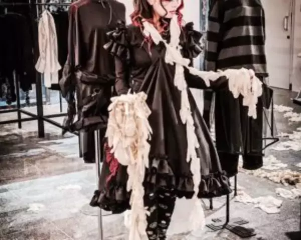 「高齢化で廃業する業者も…「金魚を愛する女性」が“金魚離れ”を解消するために始めた挑戦「派手な服装はキャラ作りではない」」の画像