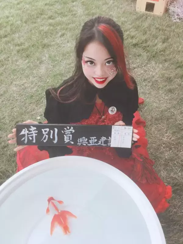 「高齢化で廃業する業者も…「金魚を愛する女性」が“金魚離れ”を解消するために始めた挑戦「派手な服装はキャラ作りではない」」の画像