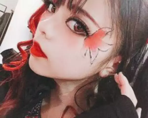 「高齢化で廃業する業者も…「金魚を愛する女性」が“金魚離れ”を解消するために始めた挑戦「派手な服装はキャラ作りではない」」の画像