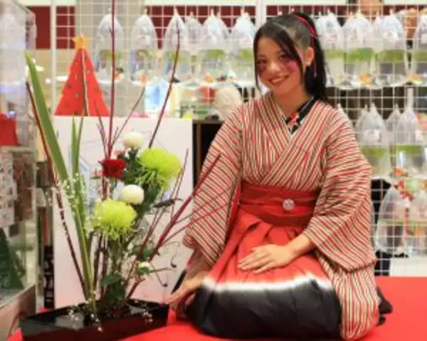 「高齢化で廃業する業者も…「金魚を愛する女性」が“金魚離れ”を解消するために始めた挑戦「派手な服装はキャラ作りではない」」の画像