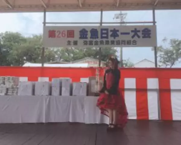 「高齢化で廃業する業者も…「金魚を愛する女性」が“金魚離れ”を解消するために始めた挑戦「派手な服装はキャラ作りではない」」の画像