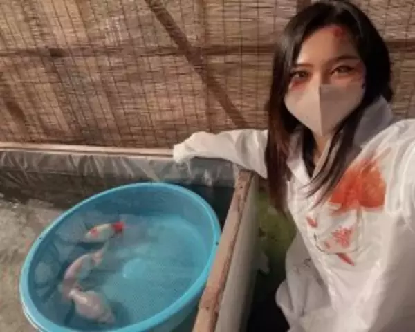 「高齢化で廃業する業者も…「金魚を愛する女性」が“金魚離れ”を解消するために始めた挑戦「派手な服装はキャラ作りではない」」の画像