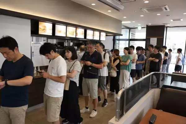 「「スマホ決済できない！」高齢者がレジを占拠し大行列に…15分動かない高齢者を退かした“ある女性の行動”／“デジタル弱者”は思い込み？シニアのスマホ所有率を調べてみた」の画像