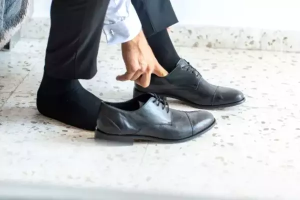 「おじさん世代が絶対に「買ってはいけない」NG革靴3選。実は“合皮”や“明るい茶色”がダサく見えるワケ」の画像