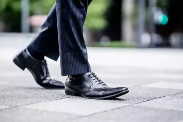 「おじさん世代が絶対に「買ってはいけない」NG革靴3選。実は“合皮”や“明るい茶色”がダサく見えるワケ」の画像