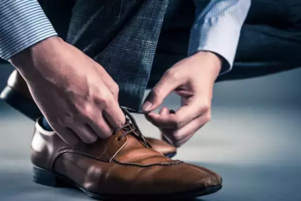 「おじさん世代が絶対に「買ってはいけない」NG革靴3選。実は“合皮”や“明るい茶色”がダサく見えるワケ」の画像