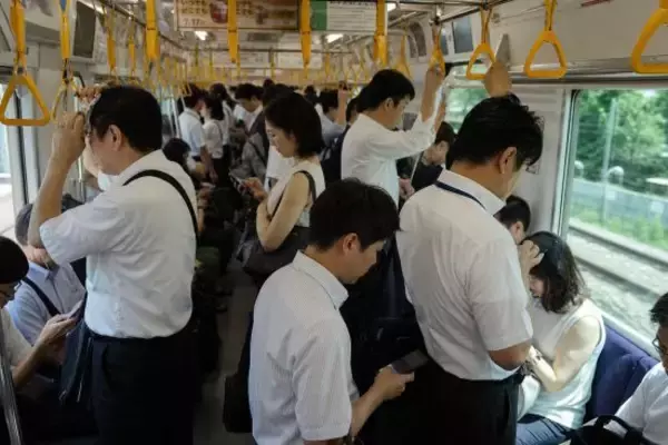 朝の満員電車で女性3人組にウンザリ…大声で愚痴「うちの旦那って使えないから！」／口パクで全力エアドラムを始めた謎のスーツ男も