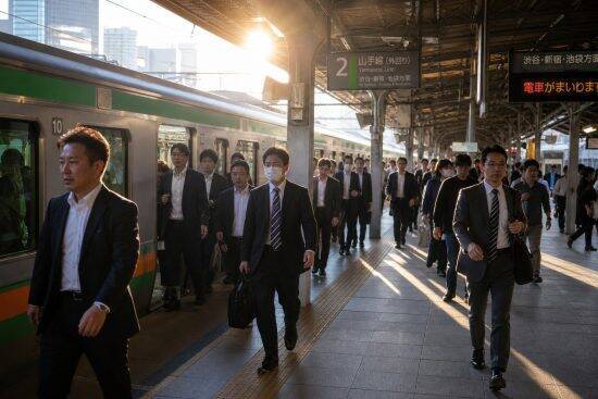 朝の満員電車で女性3人組にウンザリ…大声で愚痴「うちの旦那って使えないから！」／口パクで全力エアドラムを始めた謎のスーツ男も