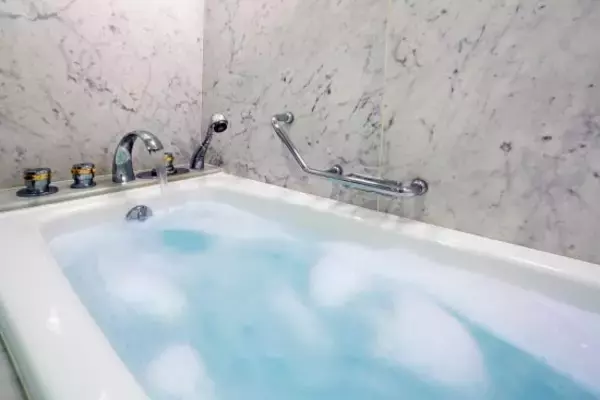 29歳男性が“人生初の彼女”と入ったお風呂で大失態…「謝罪LINEもブロックされました」――大反響セレクション