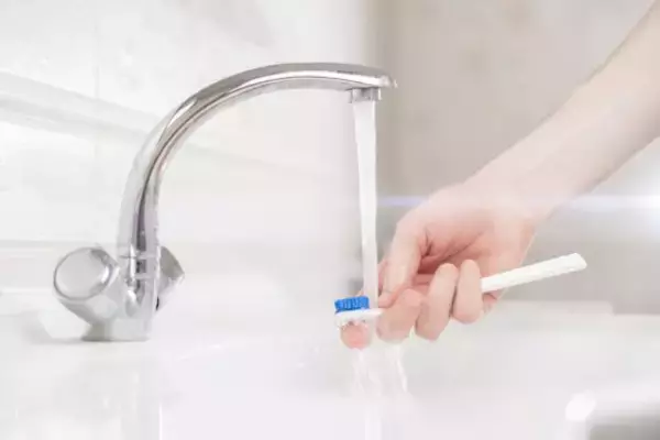 「歯科医が警告する「濡れた歯ブラシ」の意外なリスク。梅雨の洗面所は要注意」の画像