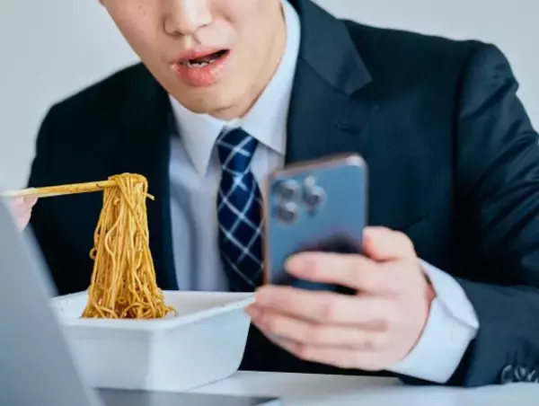 挨拶なし、業務中にスマホ…会長のコネで入社した新入社員が“数か月で消えた”意外な理由