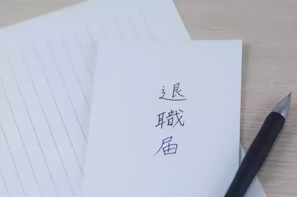 「挨拶なし、業務中にスマホ…会長のコネで入社した新入社員が“数か月で消えた”意外な理由」の画像