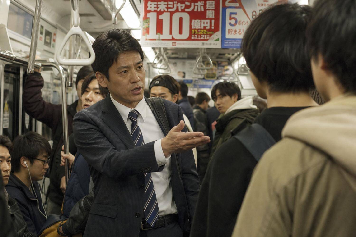 電車内は満席状態なのに…「通路をふさいで酒を飲む若者4人組」を追い払った60代男性の“静かな一言”／電車内で迷惑がられている行為ランキングを調べてみた