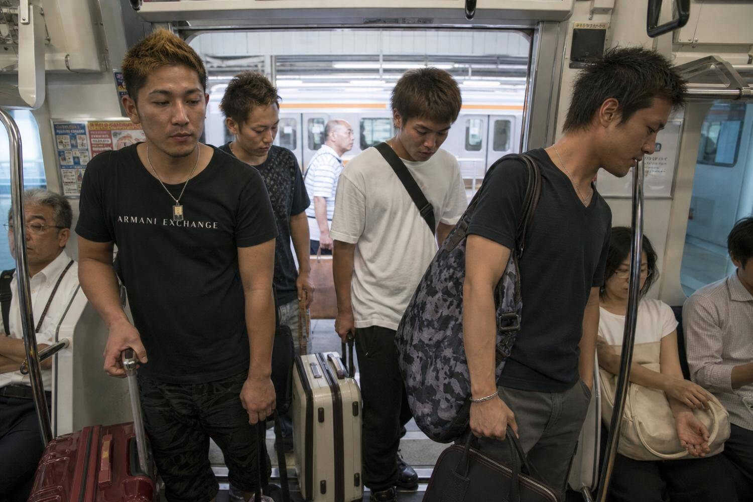 電車内は満席状態なのに…「通路をふさいで酒を飲む若者4人組」を追い払った60代男性の“静かな一言”／電車内で迷惑がられている行為ランキングを調べてみた