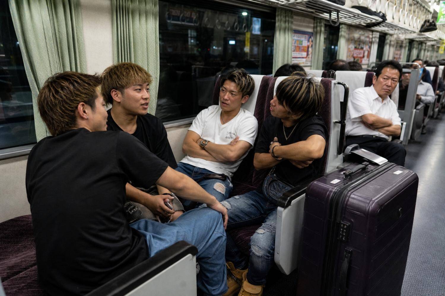 電車内は満席状態なのに…「通路をふさいで酒を飲む若者4人組」を追い払った60代男性の“静かな一言”／電車内で迷惑がられている行為ランキングを調べてみた