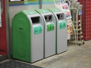 ゴミ箱から紙おむつ、生魚まで…カオス化する「コンビニのゴミ箱問題」店員の苦悩