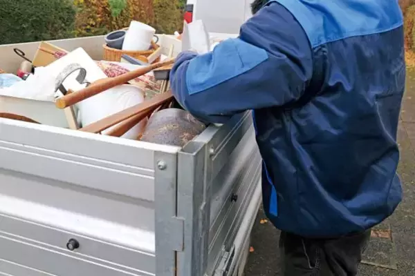 「盗んでいるという自覚がない」遺品整理の現場に行きたがる外国人が急増。危うくても“簡単には切れない”裏事情