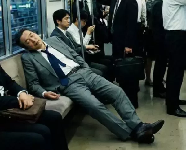 「うっせー邪魔すんな！」電車内で横たわり、注意を無視する男性に下った天罰とは。乗客も「かわいそうだった」と動揺