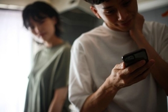 「旦那さんと不倫しています」後輩からの挑発DMに激怒した妻。復讐代行に頼るも“金だけ取られた”泥沼の顛末