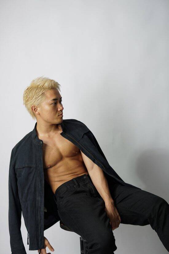 35歳「元女子」トランスジェンダー男性を直撃。「この体を離れたい」幼少期の“自殺未遂”と人生を変えた“父の一言”とは