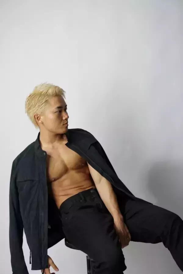 「35歳「元女子」トランスジェンダー男性を直撃。「この体を離れたい」幼少期の“自殺未遂”と人生を変えた“父の一言”とは」の画像