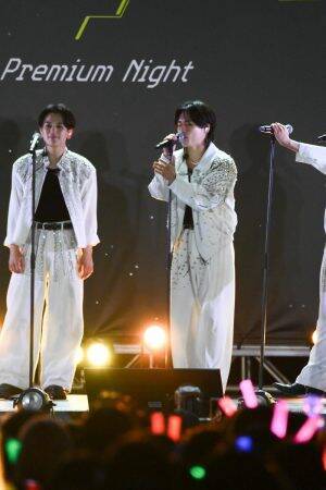 Travis Japanが魅せた歌舞伎町の夜！『陰ニモ日向ニモ』リリースイベントで25万枚突破報告＆メンバーの熱い想いが爆発