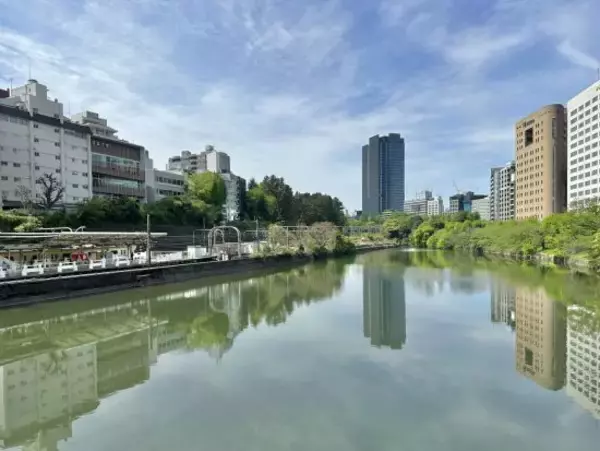 『推しの子』ロケ地がまさかの不法占拠？市ヶ谷駅前のシンボル「都会の釣り堀」が60年も存続できる深いワケ