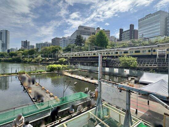 『推しの子』ロケ地がまさかの不法占拠？市ヶ谷駅前のシンボル「都会の釣り堀」が60年も存続できる深いワケ