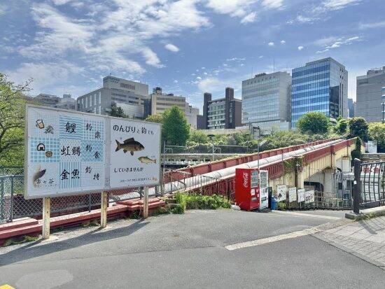 『推しの子』ロケ地がまさかの不法占拠？市ヶ谷駅前のシンボル「都会の釣り堀」が60年も存続できる深いワケ