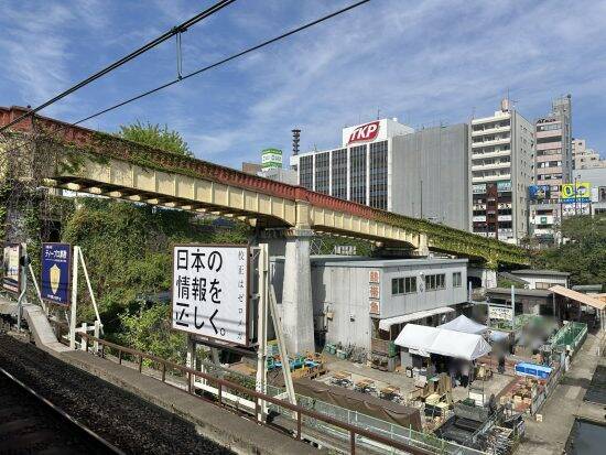 『推しの子』ロケ地がまさかの不法占拠？市ヶ谷駅前のシンボル「都会の釣り堀」が60年も存続できる深いワケ