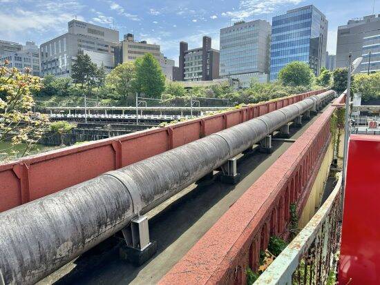 『推しの子』ロケ地がまさかの不法占拠？市ヶ谷駅前のシンボル「都会の釣り堀」が60年も存続できる深いワケ