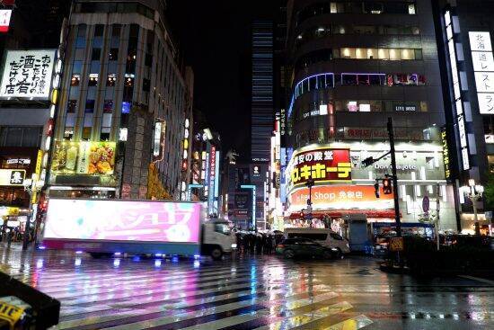 「新宿ハロウィン2025」普段の週末と大差ない歌舞伎町。コスプレを全力で楽しむ外国人旅行者も