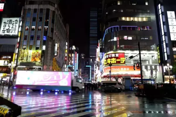 「「新宿ハロウィン2025」普段の週末と大差ない歌舞伎町。コスプレを全力で楽しむ外国人旅行者も」の画像