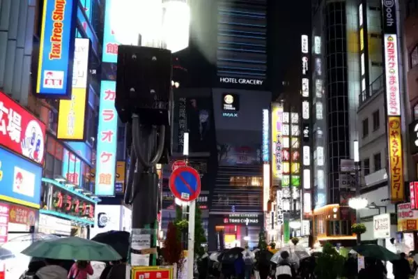 「「新宿ハロウィン2025」普段の週末と大差ない歌舞伎町。コスプレを全力で楽しむ外国人旅行者も」の画像