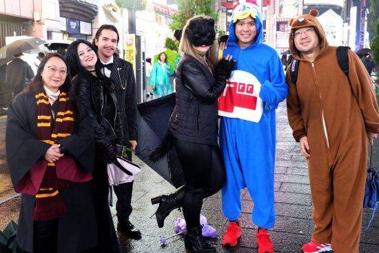 「新宿ハロウィン2025」普段の週末と大差ない歌舞伎町。コスプレを全力で楽しむ外国人旅行者も