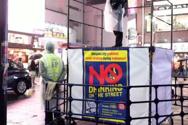 「「新宿ハロウィン2025」普段の週末と大差ない歌舞伎町。コスプレを全力で楽しむ外国人旅行者も」の画像