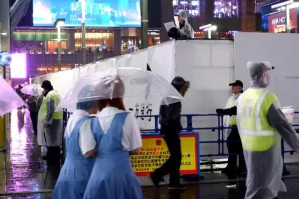 「「新宿ハロウィン2025」普段の週末と大差ない歌舞伎町。コスプレを全力で楽しむ外国人旅行者も」の画像