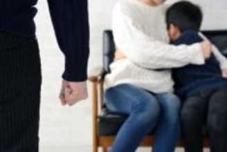 大阪から新潟への夜逃げ、5歳の私が見た「知らない女性」の正体。父の不倫相手が同居する地獄絵図