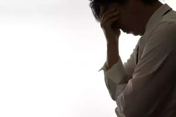 「息子に婚約者を紹介され、父親の「心臓が跳ね上がった」ワケ。「向こうは気づいているのか…眠れない日が続いています」」の画像