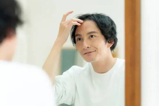 「自分で前髪切っちゃった」美容師に注意されて気まずい雰囲気に。髪のセルフケアの落とし穴