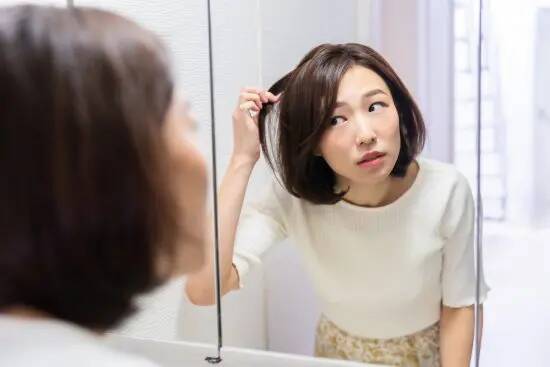 「自分で前髪切っちゃった」美容師に注意されて気まずい雰囲気に。髪のセルフケアの落とし穴