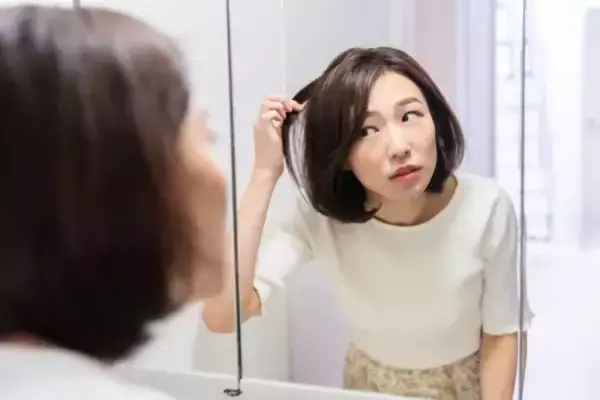 「「自分で前髪切っちゃった」美容師に注意されて気まずい雰囲気に。髪のセルフケアの落とし穴」の画像