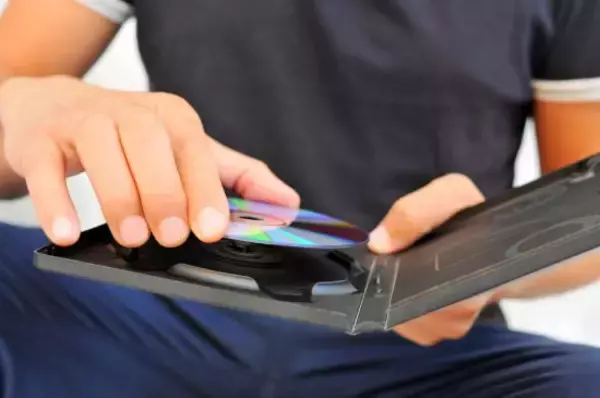 「年14万円もドブに捨てている！」アメリカの若者がDVDを買うことで「サブスクへの反乱」を起こし始めた