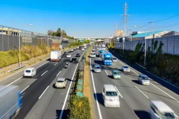 「あおり運転してきた車に「なぜつけ回すんですか？」運転手の中年男性の呆れた答えとは…警察白書が物語る「女性被害」の実態も」の画像