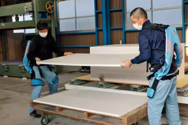 30kgの荷物が「わずか3kg」の負担に。80代も働く現場で普及する“電力不要”スーツの実力とは