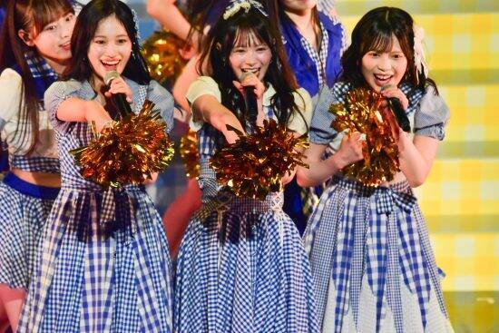 『顔面重要文化財』と注目浴びるAKB48・伊藤百花がエビ反りジャンプで魅せる!!